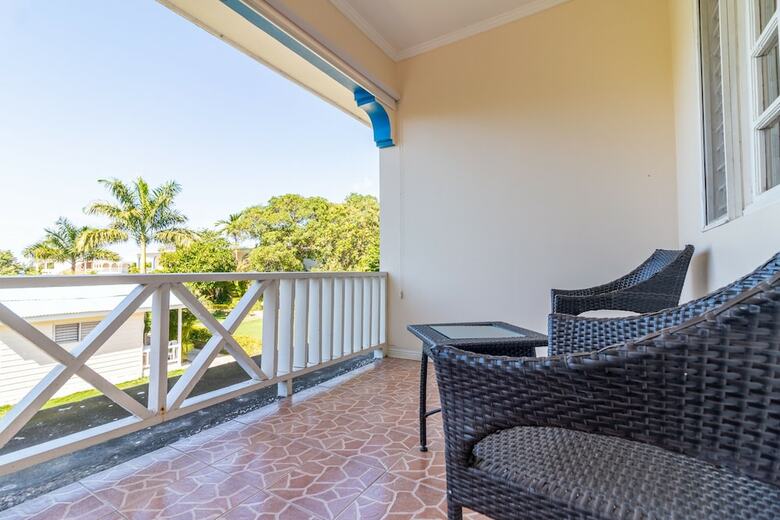 Hotel Travellers Beach Resort