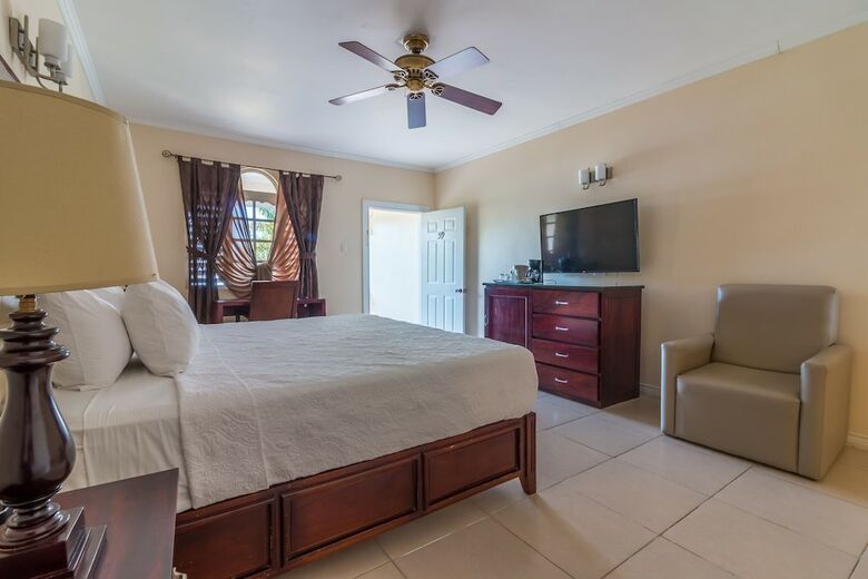 Hotel Travellers Beach Resort