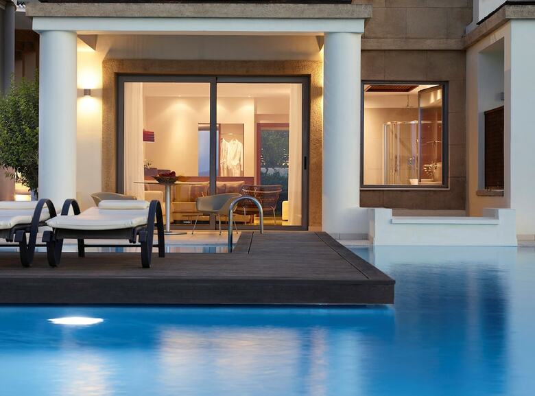 Hotel The Ixian Grand