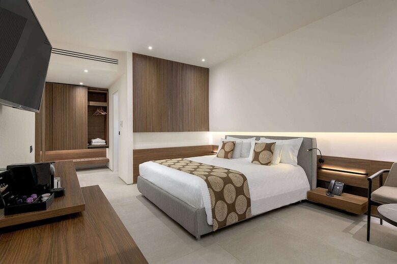 Hotel The Ixian Grand