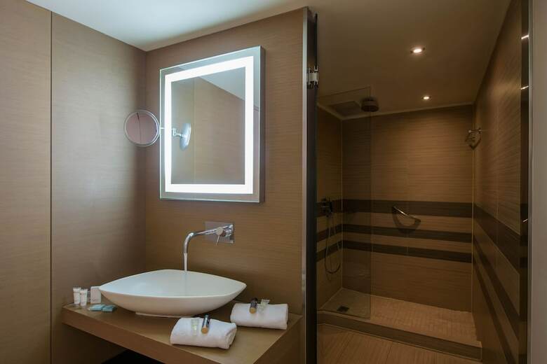Hotel The Ixian Grand