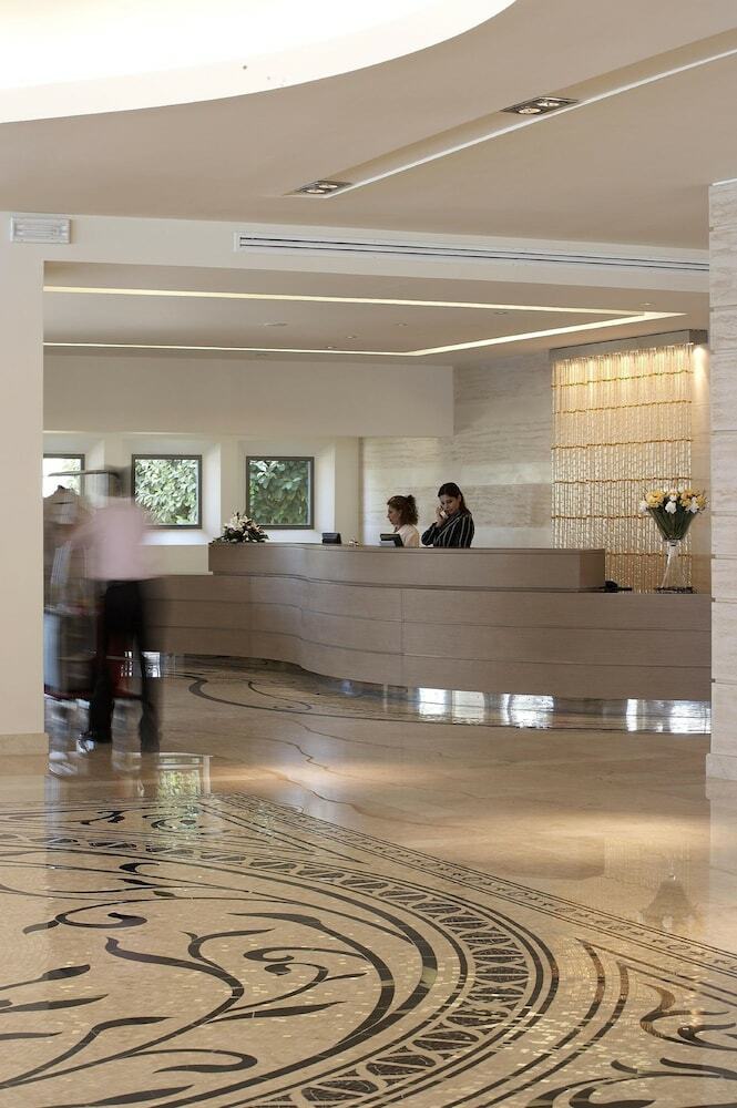 Hotel The Ixian Grand