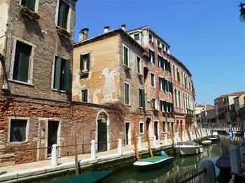 Venicein Apartments
