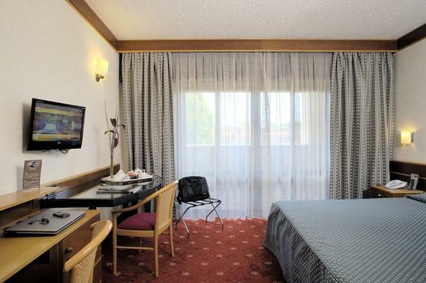 Petra Hotel & Residence