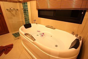 Thai Thani Pool Villa Resort