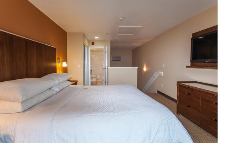 Four Points By Sheraton Hotel & Suites