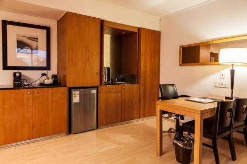 Island Club Hotel & Apartments