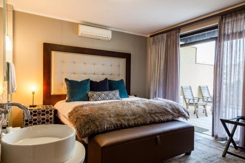 Island Club Hotel & Apartments