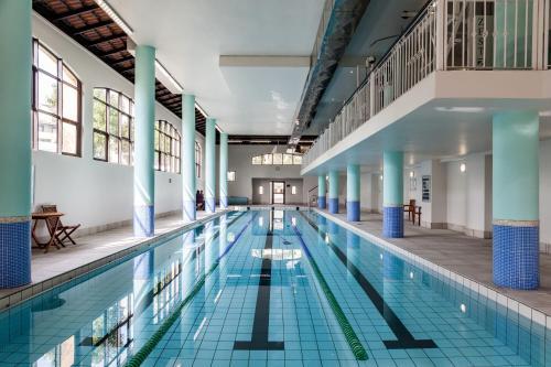 Island Club Hotel & Apartments