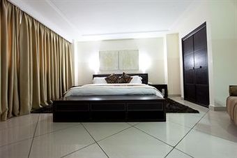 Oak Plaza East Airport Hotel