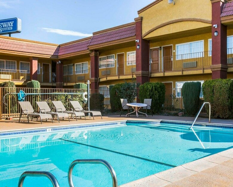 Motel Rodeway Inn & Suites