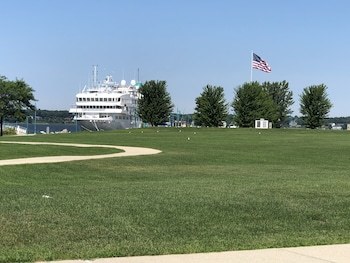 Hotel A Victory Inn & Suites- Muskegon