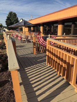 Hotel A Victory Inn & Suites- Muskegon