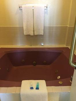 Hotel A Victory Inn & Suites- Muskegon