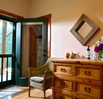 Bent Creek Lodge Bed & Breakfast