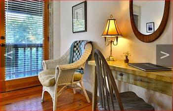 Bent Creek Lodge Bed & Breakfast