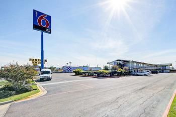 Motel 6 Laredo North