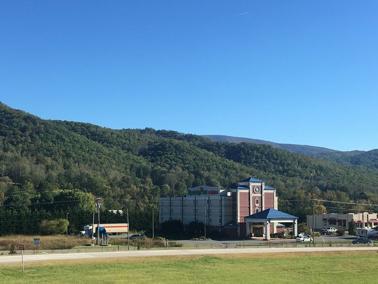 Hotel Mountain Inn & Suites