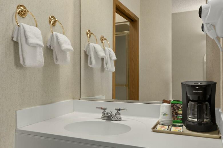 Hotel Howard Johnson Inn And Suites By Vancouver Mall