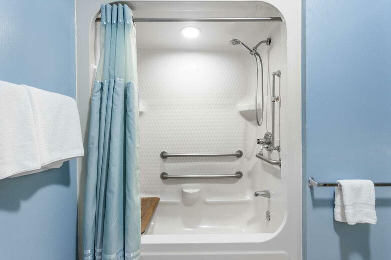 Hotel Howard Johnson Inn And Suites By Vancouver Mall