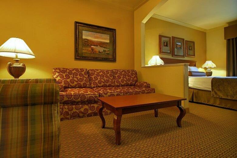 Hotel Best Western Plus Crown Colony Inn & Suites
