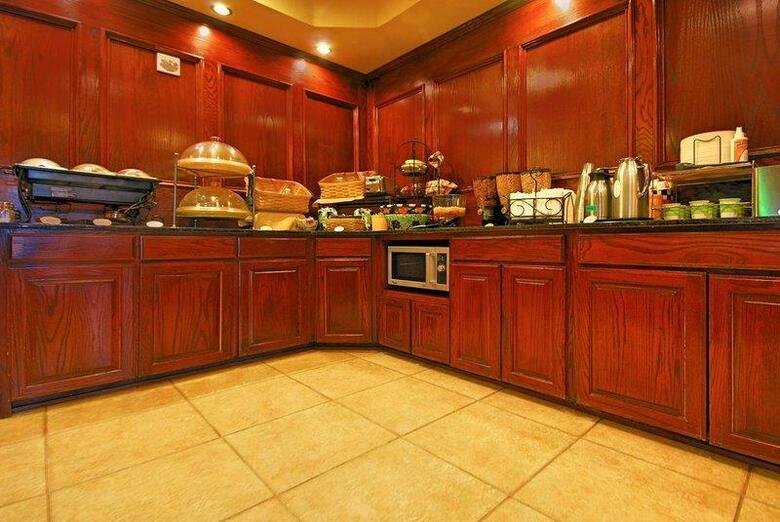 Hotel Best Western Plus Crown Colony Inn & Suites