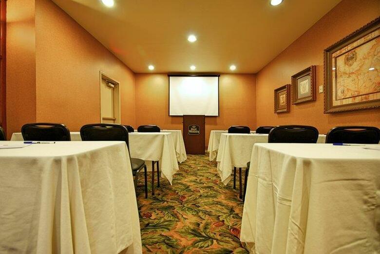 Hotel Best Western Plus Crown Colony Inn & Suites