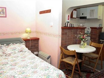 Crossways & Sea View Holiday Apartments