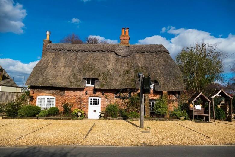 Hotel Thatched Cottage