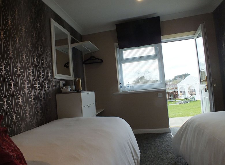 Hostal The Crown Hotel