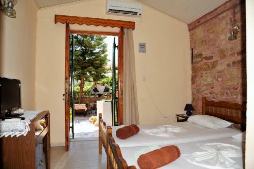 Hostal Topakas House
