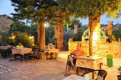 Hostal Topakas House