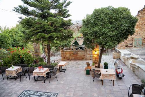 Hostal Topakas House