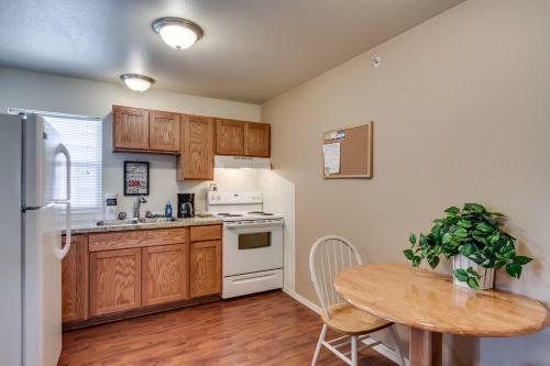 Maple Leaf Manor Furnished Apartments