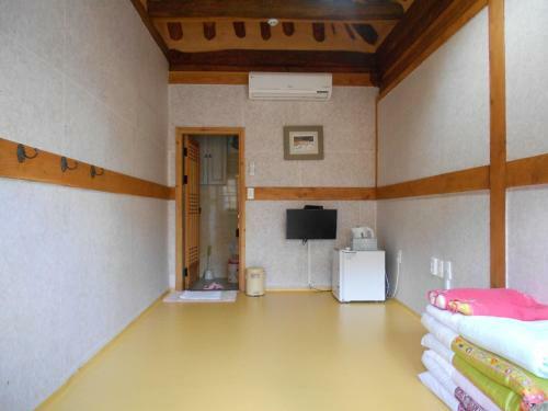 Hostal Happiness Full Hanok Guesthouse