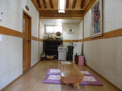Hostal Happiness Full Hanok Guesthouse