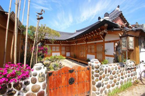 Hostal Happiness Full Hanok Guesthouse