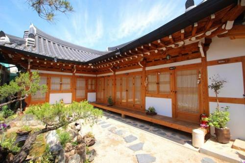 Hostal Happiness Full Hanok Guesthouse