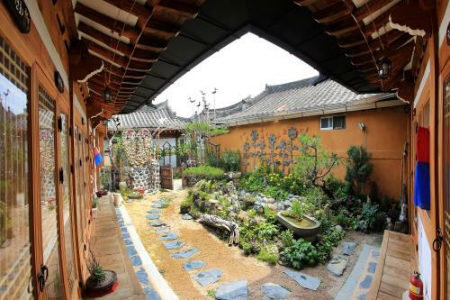 Hostal Happiness Full Hanok Guesthouse