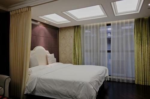Ring Service Apartment No.8 On The East