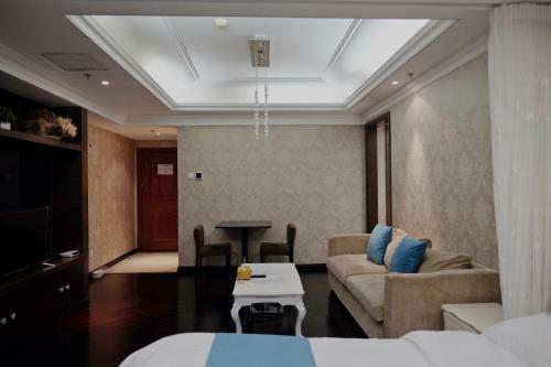 Ring Service Apartment No.8 On The East