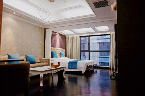 Ring Service Apartment No.8 On The East