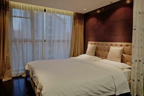 Ring Service Apartment No.8 On The East