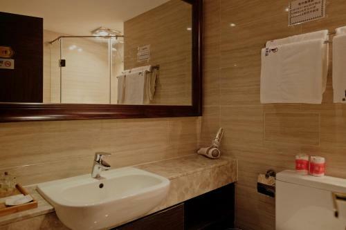 Ring Service Apartment No.8 On The East