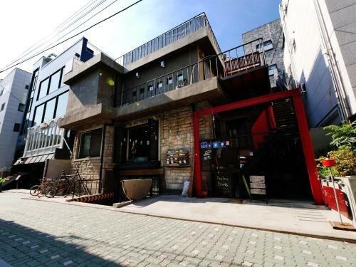 Hostal Twotwo House