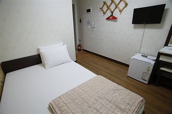Jongnowon Hostel