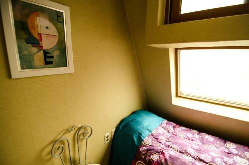 Hostal Kimchee Sinchon Guesthouse