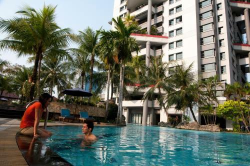 Grand Tropic Suites Hotel