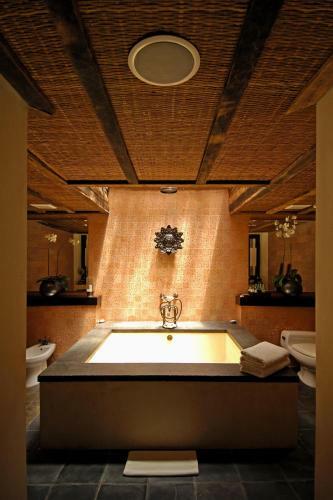 Hotel The Sandi Phala Beach Resort And Ma Joly Restaurant