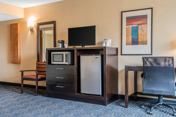 Hotel Quality Inn & Suites Airport